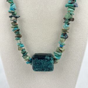 Vintage southwestern turquoise chip Pendant Necklace Boho Chic 8in 1980s